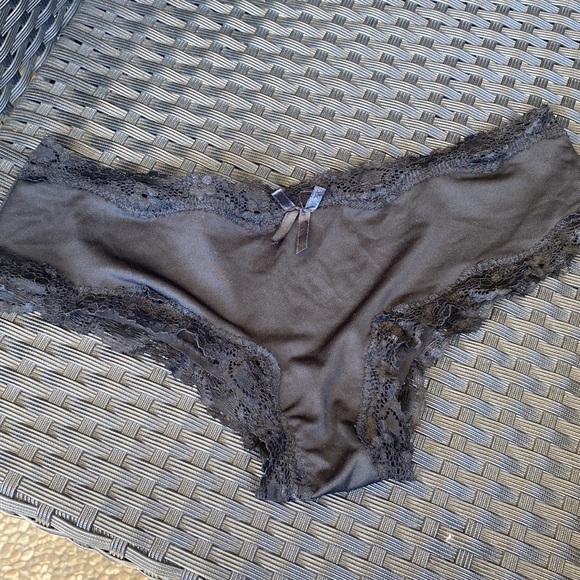 3 pairs brand new panties. Black lace and camo print size medium - Picture 3 of 4